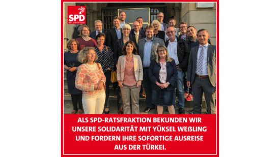 Foto der Mitglieder der SPD-Ratfsraktion Hannover - darunter Schrift: SPD-Ratsfraktion fordert sofortige Ausreise für Yüksel Weßling aus der Türkei